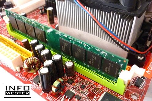 M&oacute;dulo de mem&oacute;ria inserida em um slot